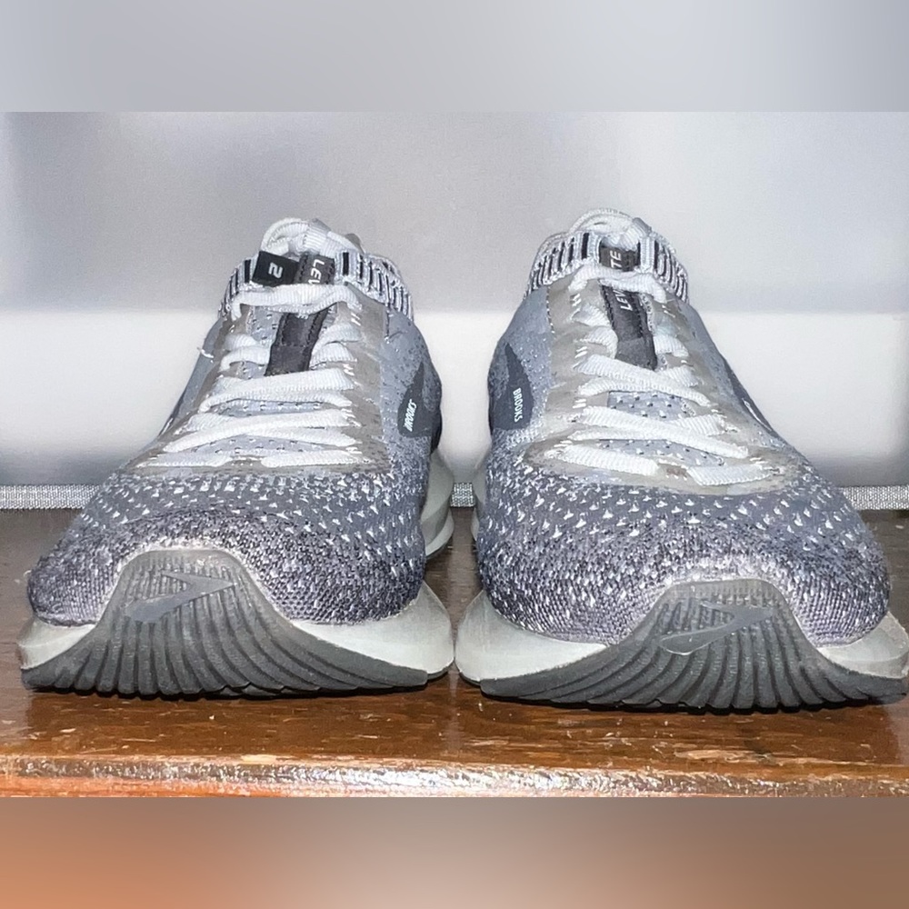 Brooks Levitate 2 athletic shoes size 7